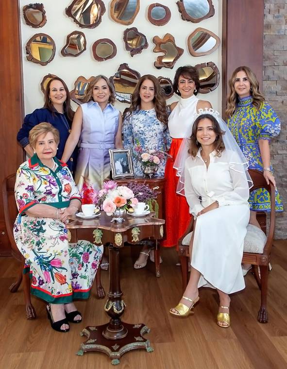 Familiares y amigas cercanas de Alexandra Tinoco Bendeck se reunieron en el restaurante Meza 23 del Club Hondureño Árabe para un elegante “Breakfast Tea” con temática inglesa, en honor a su próximo matrimonio con José David Bustillo Castillo. En la foto: Stephanie Marinakys, Flor Bustillo, Giselle Tinoco, Heidy Tinoco, Alexia Marinakys, Mary y Alexandra Tinoco.