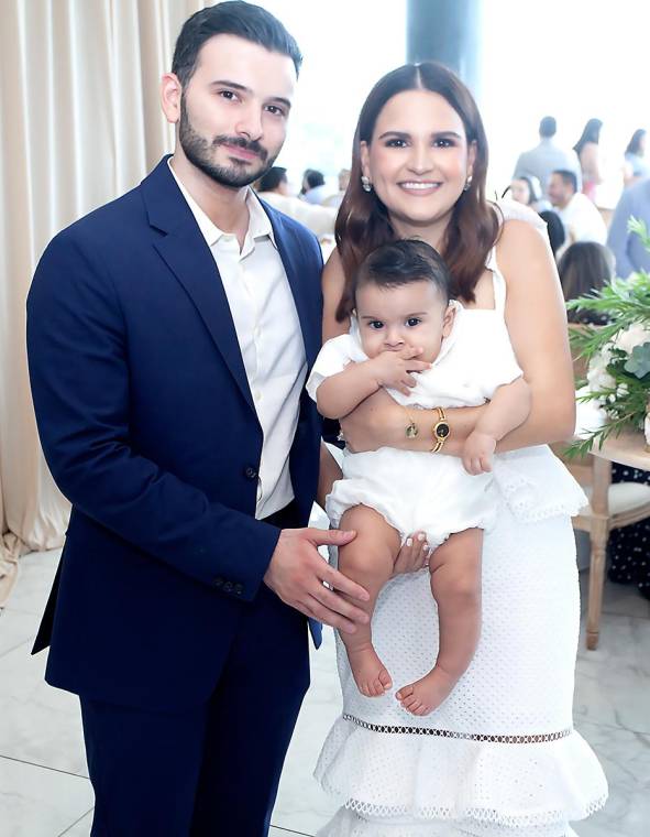 Daniel y Elena de Zelaya con el nuevo cristiano Sebastián Zelaya.