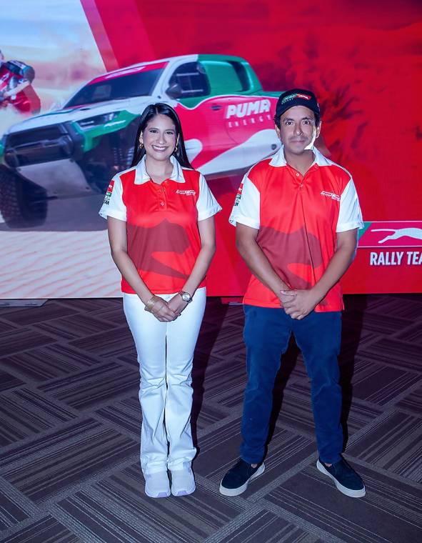 Paola Padilla, gerente de mercadeo de Puma Energy, con el famoso corredor de motocicleta guatemalteco Francisco Arredondo.