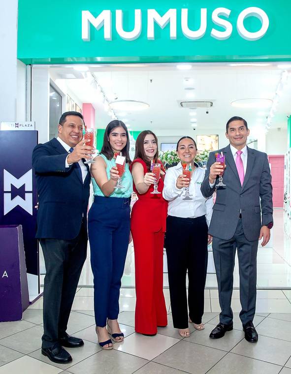 Una noche llena de celebración marcó la llegada de MUMUSO a Honduras, con la apertura de su primera tienda en Mall Multiplaza San Pedro Sula. En un elegante cóctel, rodeado de hermosos arreglos florales y un ambiente festivo, la reconocida marca internacional dio la bienvenida a los hondureños con su innovadora propuesta de moda, belleza, accesorios y productos lifestyle.