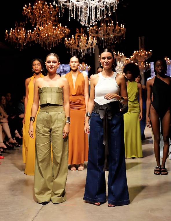 El cierre de la IX edición de BAC Estilo Moda no pudo ser mejor. Casoná, la firma de lujo sostenible con sede en España, se robó los aplausos del público en Invernaderos del Trigo, donde descubrieron la espectacular colección de la invitada internacional.