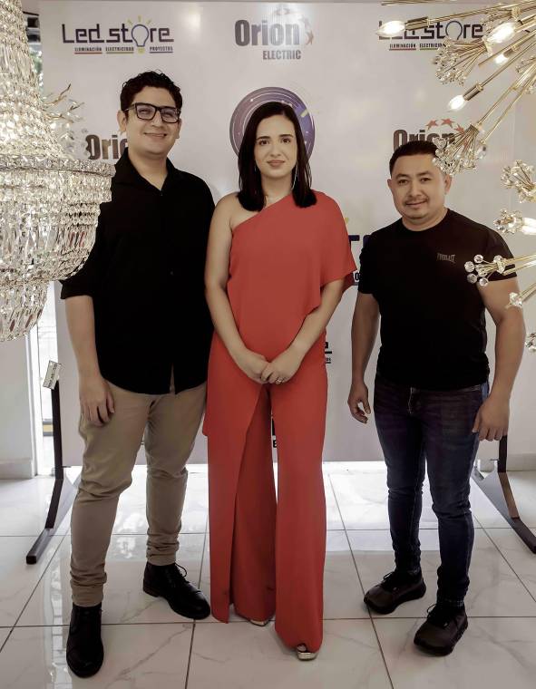 Daniel Ardón con Kathia Flores, Gerente de Mercadeo de LED Store y Sergio Enamorado.