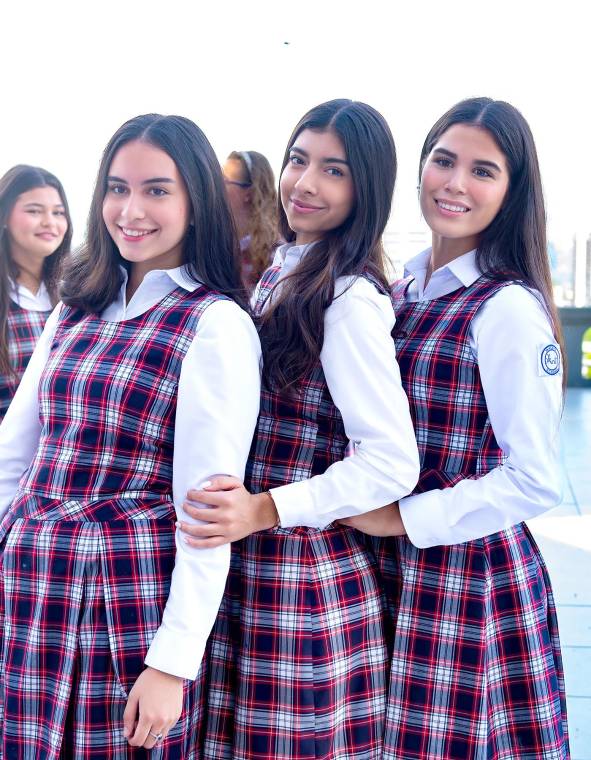 Antes de la entrega de títulos y las fiestas, la clase 2026 de Macris School llegó a la Basílica de Nuestra Señora de Suyapa para participar en un emotivo servicio religioso. El motivo: dar gracias por los logros alcanzados, por la culminación de esta etapa que compartieron con maestros, amigos y especialmente con sus padres de familia.