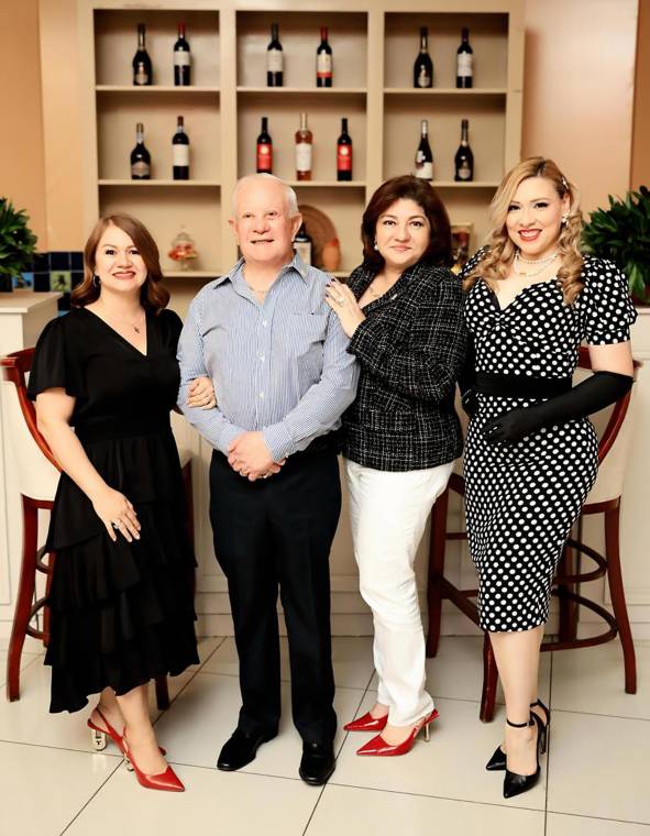 Brindis por el cumpleaños de Roger Valladares