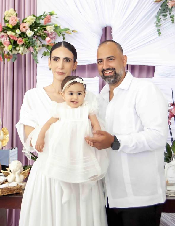 Arwa Soraya Handal Janania celebró uno de los momentos más especiales de su vida espiritual: su bautizo. Rodeada del amor de sus padres, familiares y seres queridos. Yazmin y Juan Carlos Handal con su hija Arwa Soraya