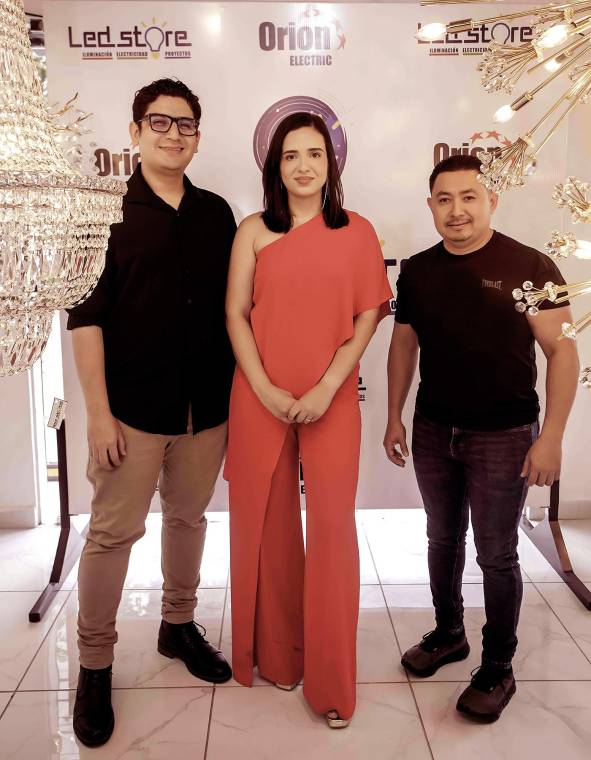Daniel Ardón con Kathia Flores, Gerente de Mercadeo de LED Store y Sergio Enamorado.