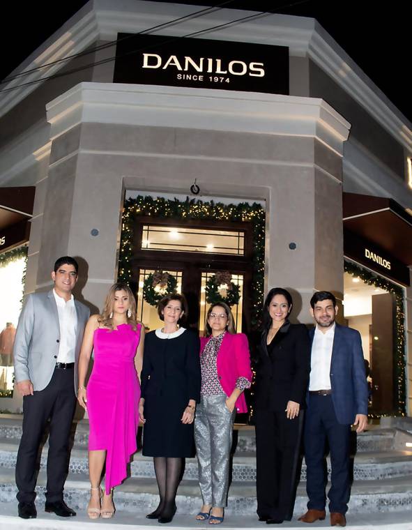 Esteban Martínez, Shirley Martínez, Magda de Martínez, Raquel Martínez y Johana Martínez con Elvin Ocampo.