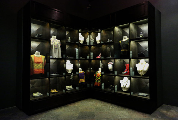 Inauguran exhibición ‘Las Apariencias Engañan: Los vestidos de Frida Kahlo’