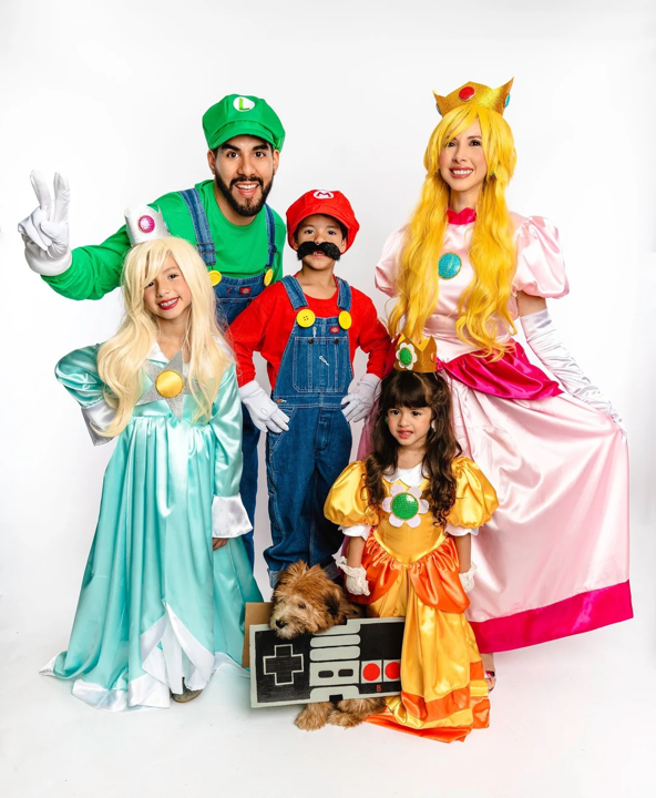<b>Mario Bros</b>Este año, una de las películas más exitosas ha sido “Mario Bros: The Movie”, lo que significa que es muy probable que veamos a muchas parejas o grupos de personas disfrazados como los icónicos personajes de la franquicia en Halloween 2023.