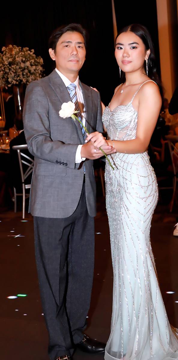 Selina Chen Li y su padre Yaokun Chen. 