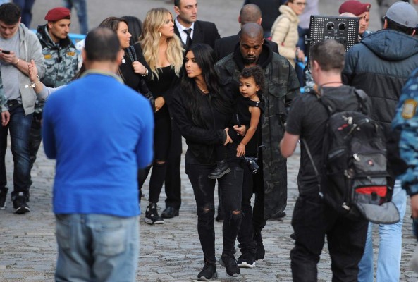 Kim y Khloe Kardashian en Armenia