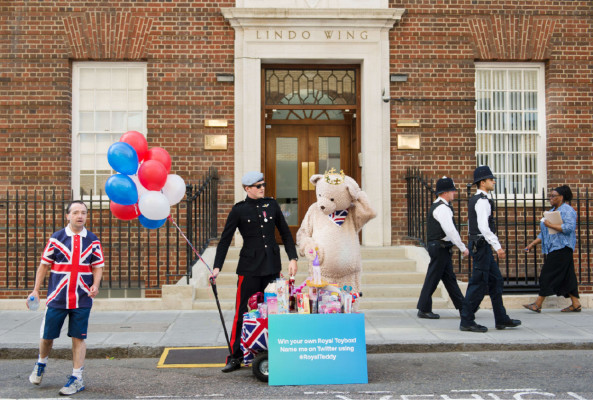 Doble del príncipe Harry arriba a Lindo wing