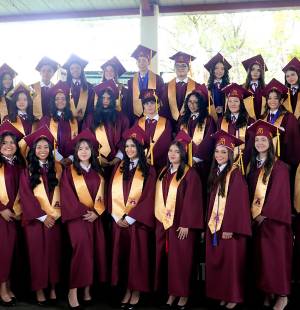 Con sonrisas, emoción y la satisfacción de una meta cumplida, los seniors de Mayan School celebraron su esperada graduación. Rodeados de sus familias, docentes y seres queridos, los graduandos vivieron una ceremonia especial en la que fueron reconocidos por su esfuerzo, dedicación y logros académicos, dando paso al inicio de nuevos desafíos y oportunidades en su camino hacia el futuro.