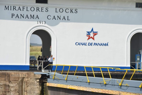 Obama visita el canal de Panamá