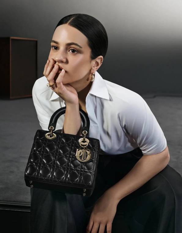 La cantante Rosalía fue nombrada embajadora global de Dior, convirtiéndose en la nueva campaña de uno de sus bolsos más icónicos: el Lady Dior. La española se suma al exclusivo club de brand ambassadors al que pertenecen Charlize Theron, Beatrice Borromeo o Anya Taylor-Joy, entre otras.