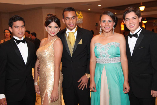 Seniors de la Mayan School se graduan
