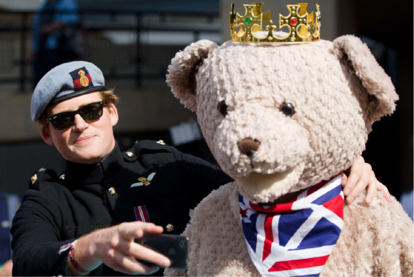 Doble del príncipe Harry arriba a Lindo wing