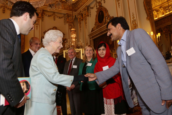 La reina de Inglaterra recibe a Malala