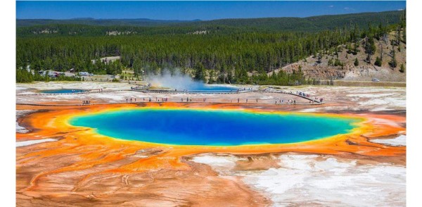 1. Grand Prismatic Spring... Experiencia tecnicolorEsta espectacular maravilla de la naturaleza, Grand Prismatic Spring, se encuentra en el Parque Nacional de Yellowstone (Wyoming, Montana y Idaho). Súbete a una colina para apreciar el arco iris que procede de sus aguas ricas en minerales y de las bacterias pigmentadas que crecen alrededor de estas.