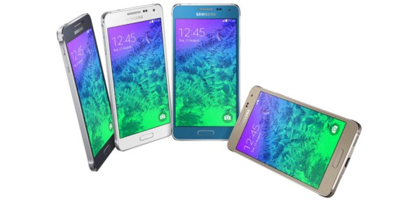 El Galaxy Alpha, que se pondrá a la venta en septiembre pero cuyo precio aún se desconoce, presenta unos bordes metálicos con esquinas redondeadas, si bien la cubierta trasera es de plástico mate y estará disponible en los colores plata, dorado, azul, blanco y negro.