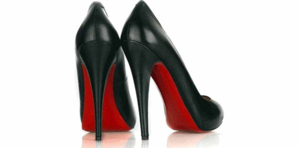 Zapatos que tienen la suela roja clearance