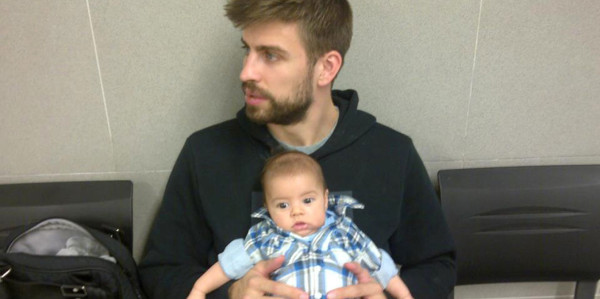 Piqué posa con Milan