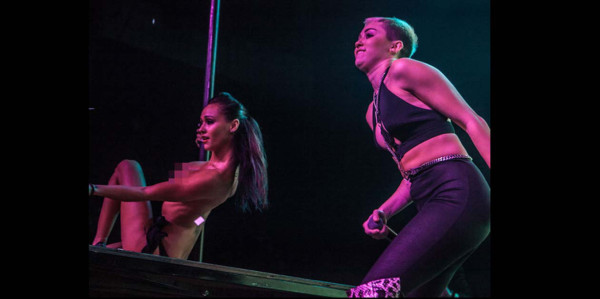 Miley Cyrus sube al escenario con una bailarina nudista
