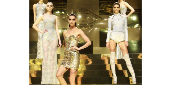 Versace presenta su colección Alta Costura
