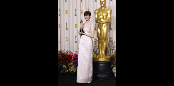 Anne Hathaway se disculpa con Valentino