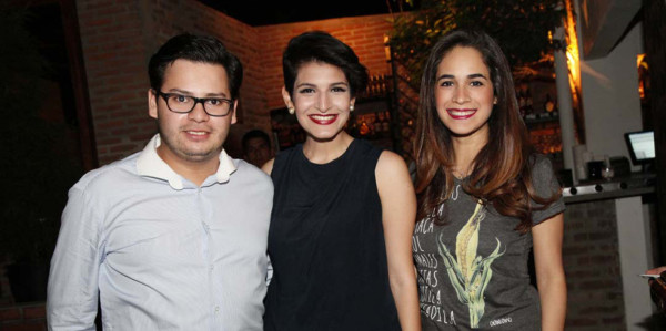 José Mejía, Sara Inestroza y Adriana Corrales en la fiesta del primer aniversario de Galeano Store