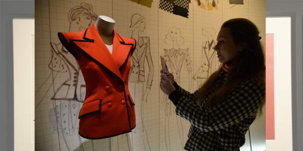 En 1971, el controvertido diseñador desveló una colección a la que llamó “Los Cuarenta”: hombros cuadrados, vestidos cortos, cuñas de corcho y maquillaje pronunciado, Yves Saint Laurent se inspiró en los años 40, y en la época en la que París vivía bajo la ocupación alemana.