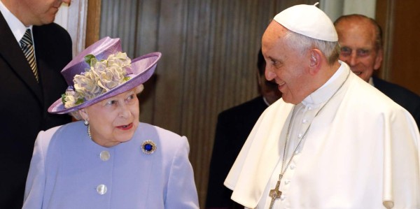 Isabel II arriba al Vaticano