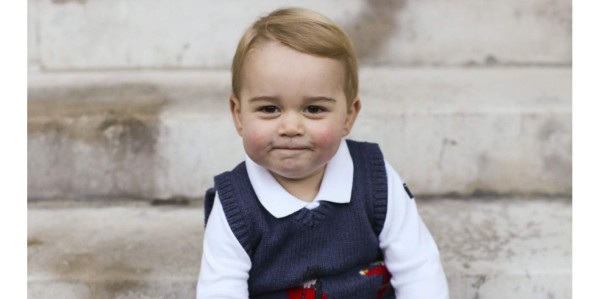 Para la sesión, el príncipe vistió con un chaleco sin mangas de lana con dibujos de los famosos guardias con uniforme rojo que custodian a su abuela, la reina Isabel II, en el palacio de Buckingham.