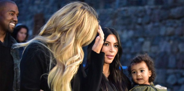 Kim y Khloe Kardashian en Armenia