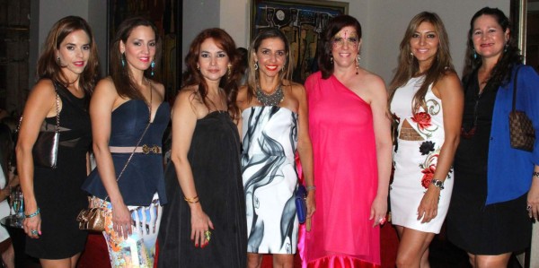 Krista Hepburn, Lourdes Abufele, Sandra Kafati, Vanessa Bizzarri, Anita Lloyd, Ericka Morales y Karlibeth Córdoba.