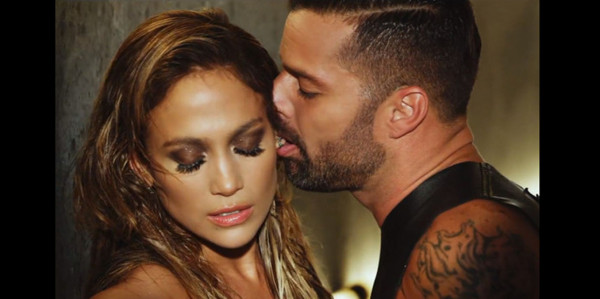 Ricky Martin causa controversia con video en el que besa a Jennifer López y los internautas no duda en parodiarlo.
