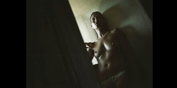 Kate Moss se desnuda