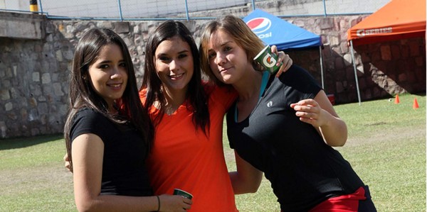 Los estudiantes de Macris School disfrutaron de un 'field day' en el que realizaron competencias de campo y divertidas carreras.