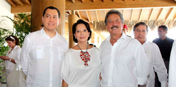 Guillermo González con Nan y Pamy Marinakys.