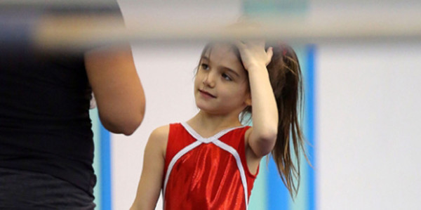 Hija de Tom y Katie será gimnasta