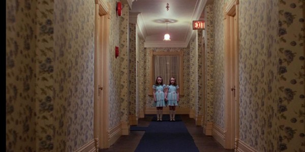 2. El Resplandor (1980- Stanley Kubrick)<br/><br/>Una película de culto y sin duda de nuestras favoritas. 'El Resplandor' incluye locura, soledad, niñas, música y fantasmas, todos los ingredientes para lograr una historia espeluznante en la que participa el actor Jack Nicholson.
