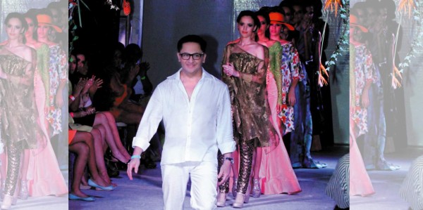 El diseñador Miguel Chong saluda al público tras finalizar la pasarela Resort 2014 en Tela