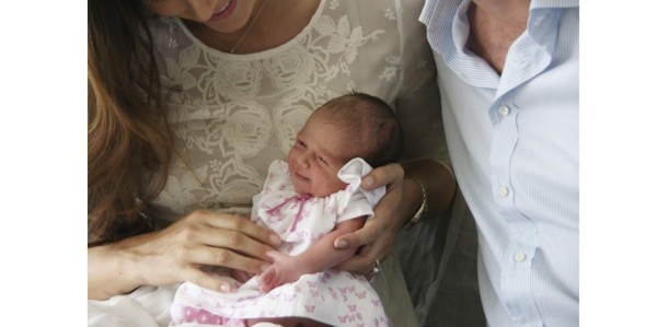 Félix y Claire presentan a Amalia de Luxemburgo