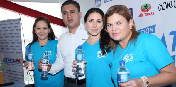 Mey Hung, representante de Despensa Familiar; Mario Marquez, representante de Sportline; Elena Kafie, representante de Lacthosa Sula y Aline Flores de Corporación Flores presidieron la conferencia sobre Maraton Sula