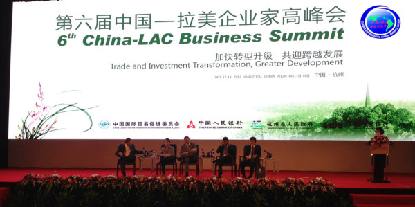 Arquitecto hondureño participa en foro de negocios en China