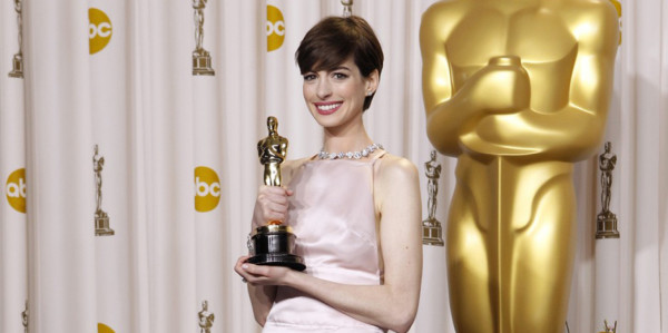 Anne Hathaway se disculpa con Valentino