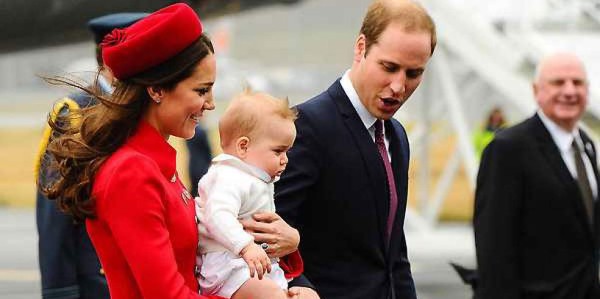 Los Duques de Cambridge arribaron con el Príncipe George en brazos.