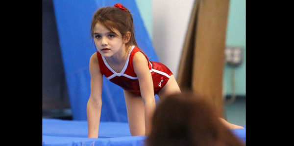 Hija de Tom y Katie será gimnasta
