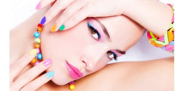 Piel blanca: para este tipo de piel, cualquier tono de esmalte luce perfecto, sin embargo los más favorecedores son los tonos claros: rosa, verde, celeste, duraznos, beige, en fin colores pasteles.Pero debes recordar que si tu piel es muy clara evites los tonos oscuros, pues te harán lucir más pálida.