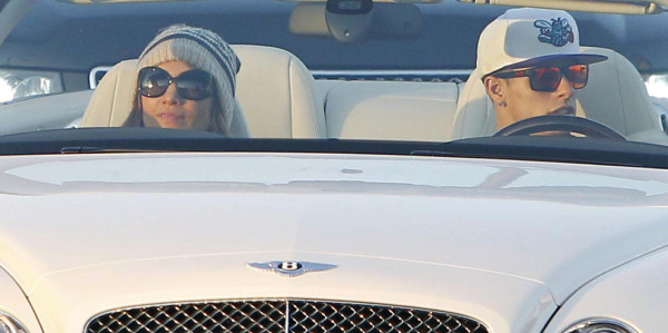 Casper defiende su relación con JLo